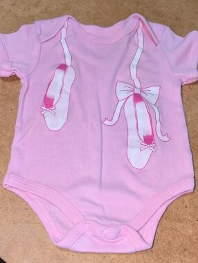 ❤️‍🔥10/$10❤️‍🔥 Baby Girls Mon Cheri Pink Ballet Slipper Onesie Size 3-6M